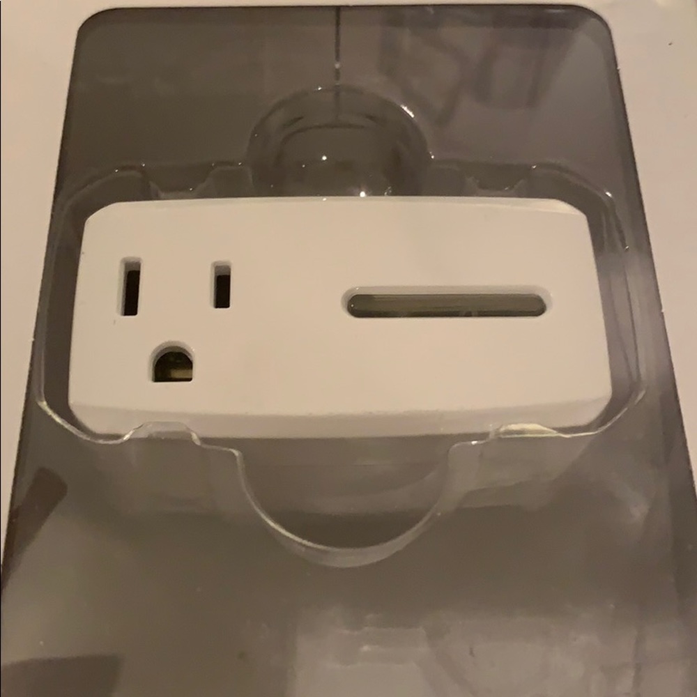 WiFi Smart Outlet Plug - Picture 3 of 4